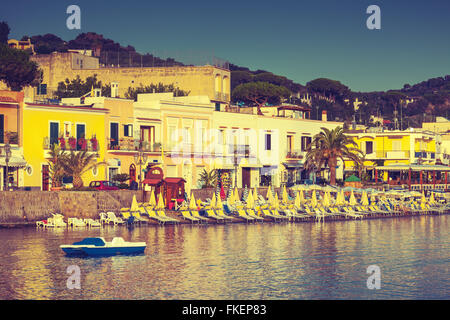 Coastal Hauptstraße von Lacco Ameno. Auf der Insel Ischia, Mittelmeerküste, Golf von Neapel, Italien. Vintage stilisierte Foto Stockfoto