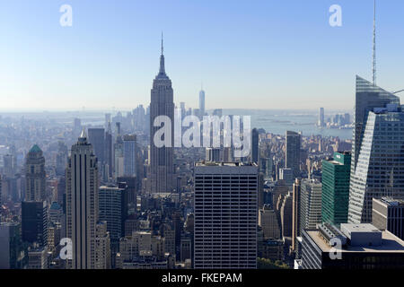 Blick auf Downtown Manhattan und das Empire State Building vom Rockefeller Center in Manhattan, New York City, New York gesehen Stockfoto
