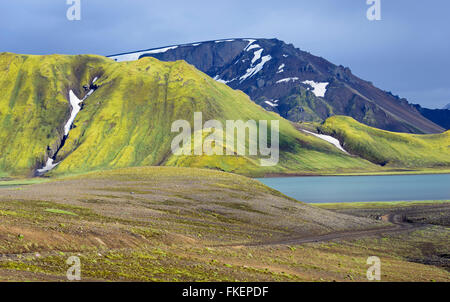 Kylingavatn See zwischen Bergen auf der F208-Straße in der Nähe von Landmannalaugar, Island Stockfoto