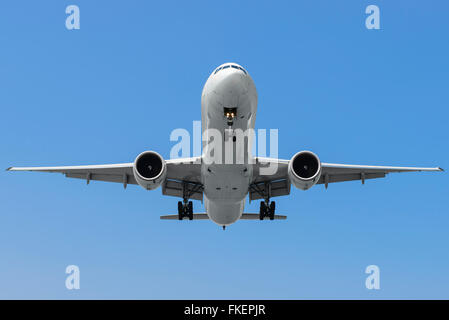 Kommerziellen Flugzeug auf der Piste Finale Stockfoto