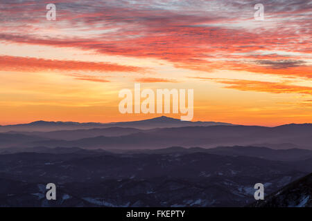 Ansicht des Monte Amiata im Winter vom Monte Nerone, Monte Nerone, bei Sonnenuntergang, Apennin, Marche, Italien Stockfoto