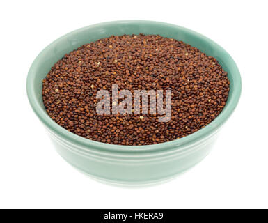 Eine Portion rote Quinoa in eine kleine grüne Schüssel isoliert auf einem weißen Hintergrund. Stockfoto