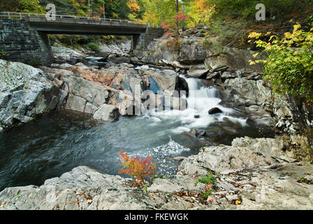 Smoky Mountain Bridge und Stream Stockfoto