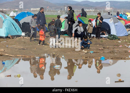 Idomeni, Griechenland. 8. März 2016.Thousands der Einwanderer sind in eine Wartezeit an der Grenze zwischen Griechenland und der ehemaligen jugoslawischen Republik Mazedonien, die darauf warten, die Grenze zur ehemaligen jugoslawischen Republik Mazedonien zu überqueren. Bildnachweis: VASILIS VERVERIDIS/Alamy Live-Nachrichten Stockfoto