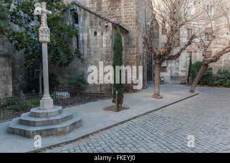 Kreuz und Eingang zum Kloster Kirche Santa Anna, Barcelona. Stockfoto