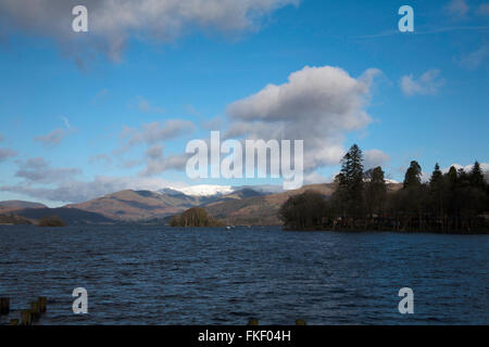 Das Fairfield Hufeisen über Ambleside und überfluteten Molen aus Bowness Windermere Lake Distrikt Cumbria England Stockfoto