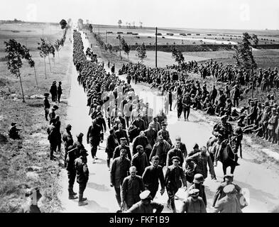 Deutsche Kriegsgefangene auf einer Straße in Frankreich während des ersten Weltkrieges. Foto von 1916 bis 1918. Stockfoto