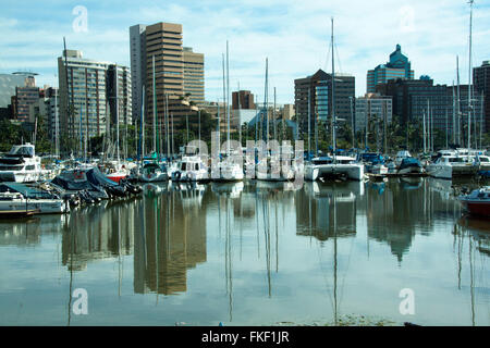 Durban, Südafrika - 13. Januar 2016: am frühen Morgen Blick auf Yachten vertäut am Yacht Maulwurf gegen Skyline der Stadt Durban in Durban Stockfoto