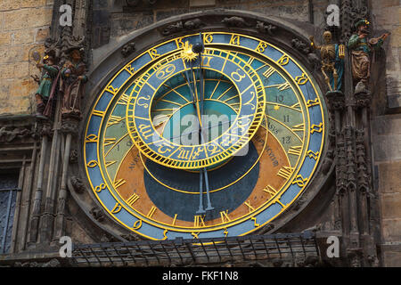 Die astronomische Uhr in der Prager Altstadt-Platz ein Detail das Ziffernblatt. Stockfoto