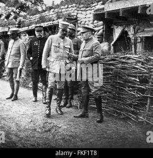 Raymond Poincaré, Präsident der französischen Republik und Joseph Joffre, Marschall von Frankreich und Oberbefehlshaber der seine Armeen, Besuch der Offiziere Viertel während der großen Schlacht an der Somme in Frankreich, Juli 1916. Stockfoto