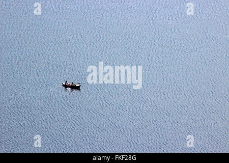 Zwei Personen in einem Boot auf dem See Cregennan Gwynedd Wales Stockfoto