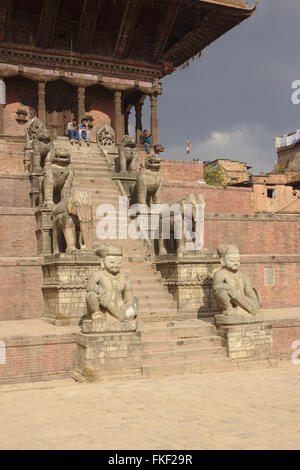 Bhaktapur, Wächter auf der Treppe der Nyatapola-Tempel auf der Taumadhi Pole, Nepal Stockfoto