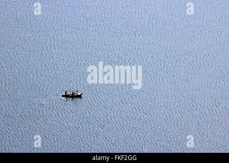 Zwei Personen in einem Boot auf dem See Cregennan Gwynedd Wales Stockfoto