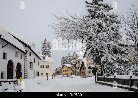 Bever, Schweiz eine Gemeinde im Bezirk Maloja des Schweizer Kantons Graubünden. Blick auf die Straße Stockfoto