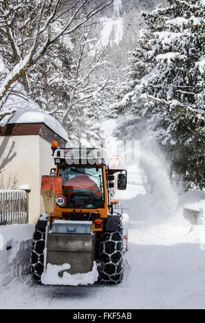 Bever, Schweiz eine Gemeinde im Bezirk Maloja des Schweizer Kantons Graubünden. Schnee-plag Stockfoto