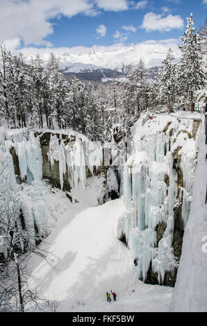 Jeden Winter massive Eiswände mit beeindruckenden Eiszapfen Form in den Canyon von Pontresina. Engagierten Bergführer Spritzwasser auf den Felsen. Stockfoto
