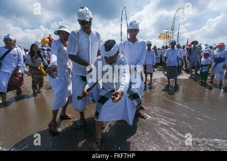 Densapar, Indonesien. 6. März 2016. Balinesische Mann in Trance ersticht sich mit einem "Keris" traditionellen Dolch während Melasti Zeremonie am Strand Petitenget. Melasti ist ein Reinigungsritual stattfindenden in mehrere Tage vor dem Schweigen Nyepi, wo Hindus auf der Insel Bali zu sammeln und nicht erlaubt zu arbeiten, Reisen oder irgendwelche Aktivitäten außerhalb Haus genannt. Bildnachweis: Reza Fitriyanto/Pacific Press/Alamy Live-Nachrichten Stockfoto