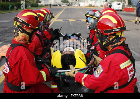 Lima, Peru. 8. März 2016. Frauen Mitglieder des spezialisierten Rettungsteams vom General Korps der Freiwilligen Feuerwehr von Peru ausführen ein Bohrers Markierung der Weltfrauentag in der Stadt Lima, Peru, am 8. März 2016. © Luis Camacho/Xinhua/Alamy Live-Nachrichten Stockfoto