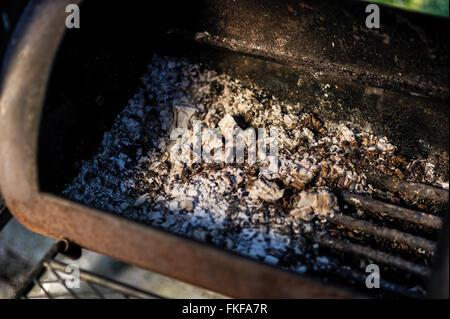 Asche in einem grill Stockfoto