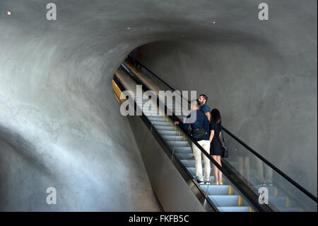 Rolltreppe im breiten Museum in der Innenstadt von Los Angeles Stockfoto