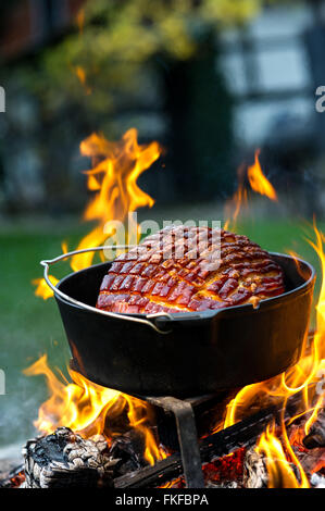 Port-Braten mit knisternden Feuer Stockfoto