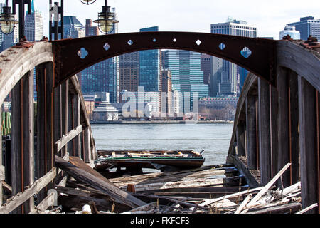 Ein Blick auf Lower Manhattan Financial District gesehen durch den Rahmen einer alten Fähranleger im Liberty State Park in New Jersey. Stockfoto