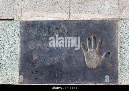 Drucken Sie Hand Boden von Johan Cruyff in Plaza Dels Leimkräuter, Parc De La Nova Icària, Vila Olimpica, Barcelona. Stockfoto