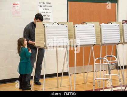 Detroit, Michigan, USA. 8. März 2016. Eine Mädchen schaut zu, wie ihr Vater in Michigan es primäre Präsidentschaftswahl stimmen. Bildnachweis: Jim West/Alamy Live-Nachrichten Stockfoto