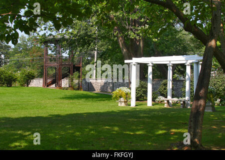 Canandaigua, New York, Sonnenberg Gärten und Mansion State Park. Eisernen Turm und Pergola im Rose Garden Stockfoto