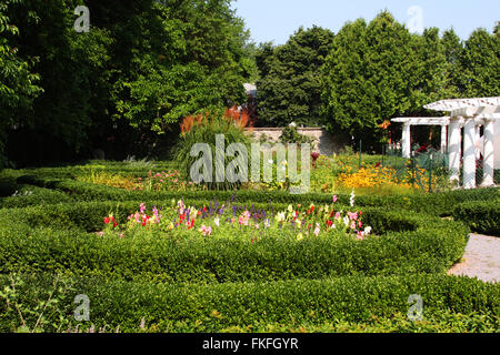 Canandaigua, New York, Sonnenberg Gärten und Mansion State Park, Blume ausgefüllten Kreis gestutzte Hecke im italienischen Garten Stockfoto