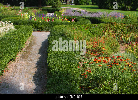 Canandaigua, New York, Sonnenberg Gärten und Mansion State Park, Blume ausgefüllten Kreis gestutzte Hecke im italienischen Garten Stockfoto