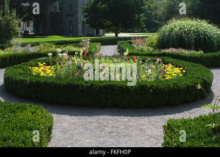 Canandaigua, New York, Sonnenberg Gärten und Mansion State Park, Blume ausgefüllten Kreis gestutzte Hecke im italienischen Garten Stockfoto
