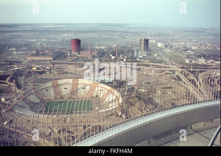 Luftaufnahme der Münchner Olympiastadion, Ort der Spiele 1972, im Bau. Blick vom Fernsehturm in das im Bau befindliche Olympiastadion. Stockfoto