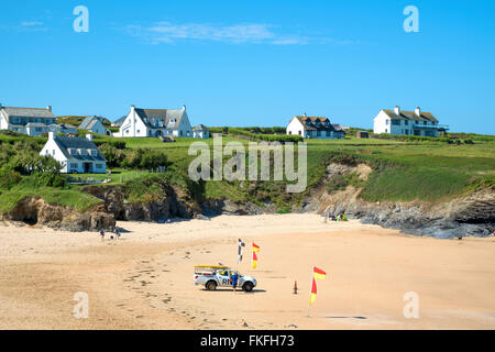 Häuser mit Blick auf den Strand von Treyarnon Bay in Cornwall, England, UK Stockfoto