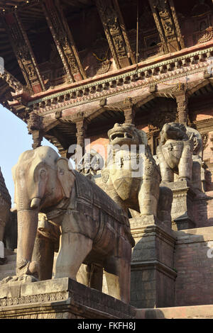 Bhaktapur, Wächter auf Nyatapola Tempel auf Taumadhi Pole, Nepal Stockfoto