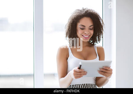 Lächelnd Mulatte Frau mit tablet Stockfoto