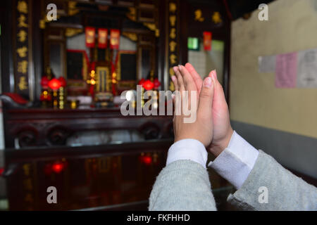 Ahnenkult während Ching Ming Festival ist eine Möglichkeit, dass Chinesen Pietät zeigen Stockfoto