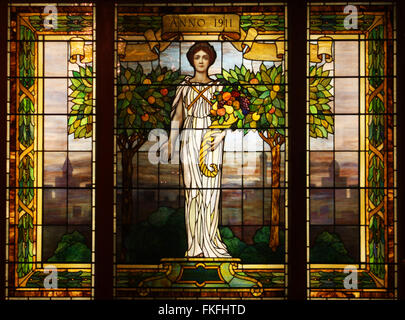 Canandaigua, New York, Sonnenberg Gärten und Mansion State Park.  Aus Buntglas in das Herrenhaus Weingut, Weinprobe. Stockfoto