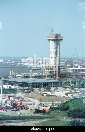 BMW-Zentrale im Bau von olympiaberg gesehen. 70er Jahre. Der BMW-Turm vom Schuttberg 5/6 der Bauzeit. Stockfoto