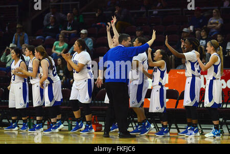Albuquerque, NEW MEXICO, USA. 8. März 2016. 030816. Carlsbad Mädchen Basketball-Trainer John Zumbrun, high Fives Teammitglieder während feiert während ihrer kommen von hinten gegen Mayfield in der 6A Girls State Basketball Viertelfinale am Santa Ana Center gespielt gewinnen. Auf Dienstag, 8. März 2016 fotografiert. Adolphe Pierre-Louis/JOURNAL. © Adolphe Pierre-Louis/Albuquerque Journal/ZUMA Draht/Alamy Live-Nachrichten Stockfoto