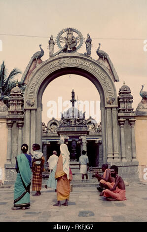 Hinduistische Mönche vor einem Schrein gewidmet, der Gott des Krieges Kartikeya in Chidambaram, 1962, 1960s Bettelmönche in Chidambaram, Indien Stockfoto