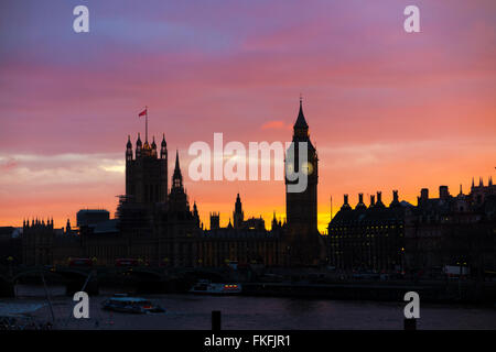 Dramatischen bunten Turner-artige Sonnenuntergang hinter die Umrisse der Big Ben und den Houses of Parliament, Westminster, London, UK Stockfoto