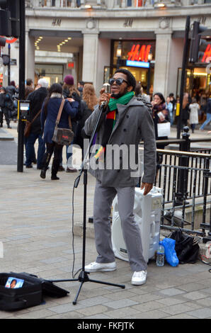 London, UK, März 2016, Dee Peacemaker Schnallen am Oxford Circus.Dee Peacemaker Afrika ist ein Edutainment-Reggae-Künstler aus Nigeria base UK. Er schreibt über soziale politische Ungerechtigkeit Afrika singt. Stockfoto