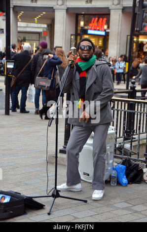 London, UK, März 2016, Dee Peacemaker Schnallen am Oxford Circus.Dee Peacemaker Afrika ist ein Edutainment-Reggae-Künstler aus Nigeria base UK. Er schreibt über soziale politische Ungerechtigkeit Afrika singt. Stockfoto