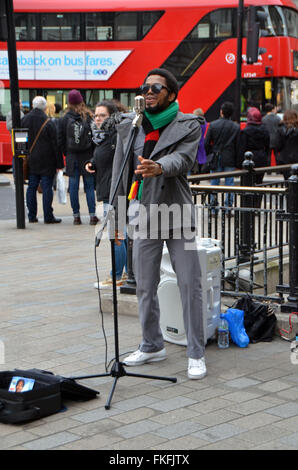 London, UK, März 2016, Dee Peacemaker Schnallen am Oxford Circus.Dee Peacemaker Afrika ist ein Edutainment-Reggae-Künstler aus Nigeria base UK. Er schreibt über soziale politische Ungerechtigkeit Afrika singt. Stockfoto