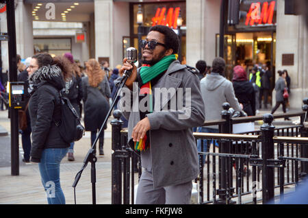 London, UK, März 2016, Dee Peacemaker Schnallen am Oxford Circus.Dee Peacemaker Afrika ist ein Edutainment-Reggae-Künstler aus Nigeria base UK. Er schreibt über soziale politische Ungerechtigkeit Afrika singt. Stockfoto