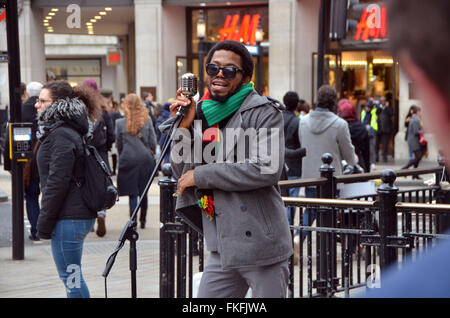 London, UK, März 2016, Dee Peacemaker Schnallen am Oxford Circus.Dee Peacemaker Afrika ist ein Edutainment-Reggae-Künstler aus Nigeria base UK. Er schreibt über soziale politische Ungerechtigkeit Afrika singt. Stockfoto