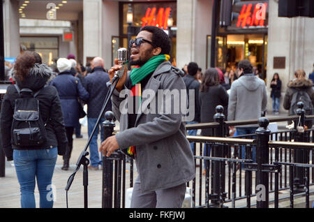 London, UK, März 2016, Dee Peacemaker Schnallen am Oxford Circus.Dee Peacemaker Afrika ist ein Edutainment-Reggae-Künstler aus Nigeria base UK. Er schreibt über soziale politische Ungerechtigkeit Afrika singt. Stockfoto