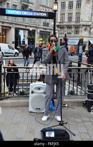 London, UK, März 2016, Dee Peacemaker Schnallen am Oxford Circus.Dee Peacemaker Afrika ist ein Edutainment-Reggae-Künstler aus Nigeria base UK. Er schreibt über soziale politische Ungerechtigkeit Afrika singt. Stockfoto