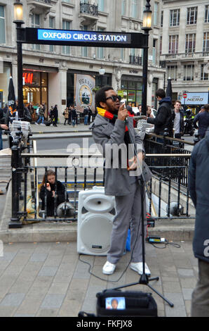 London, UK, März 2016, Dee Peacemaker Schnallen am Oxford Circus.Dee Peacemaker Afrika ist ein Edutainment-Reggae-Künstler aus Nigeria base UK. Er schreibt über soziale politische Ungerechtigkeit Afrika singt. Stockfoto